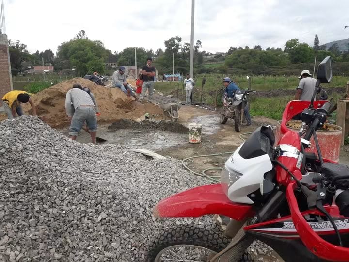 Acopio de áridos y movimiento de tierras al inicio de una obra
