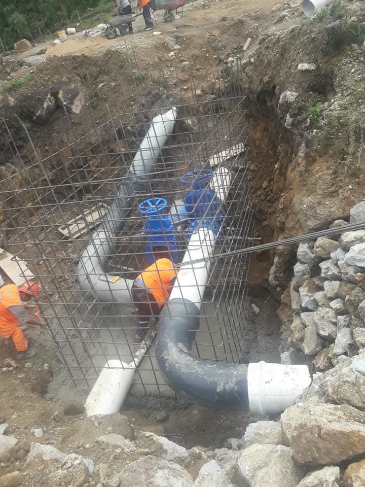 Arqueta de válvulas y tuberías de agua dentro de su armadura, antes de hormigonar