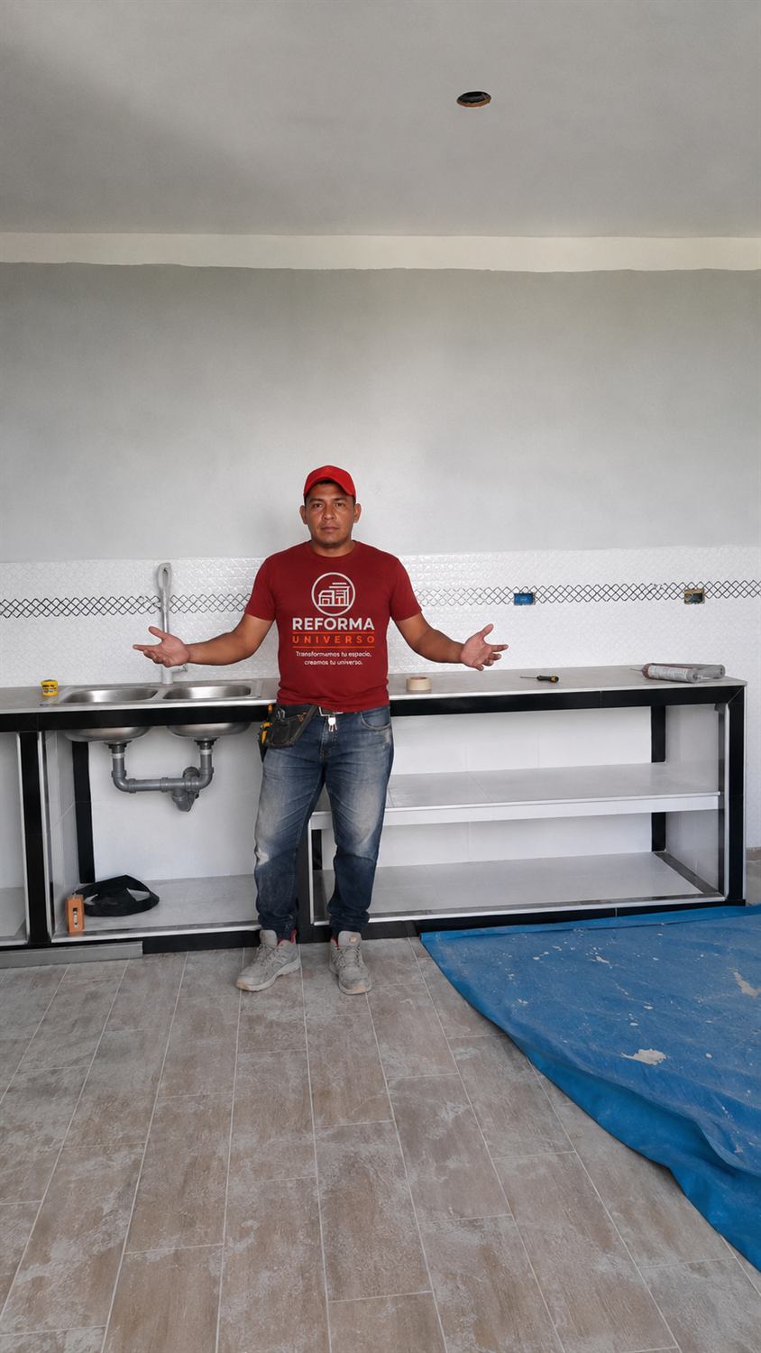 Alexander Chuquilin, de Reforma Universo, en una cocina recién instalada