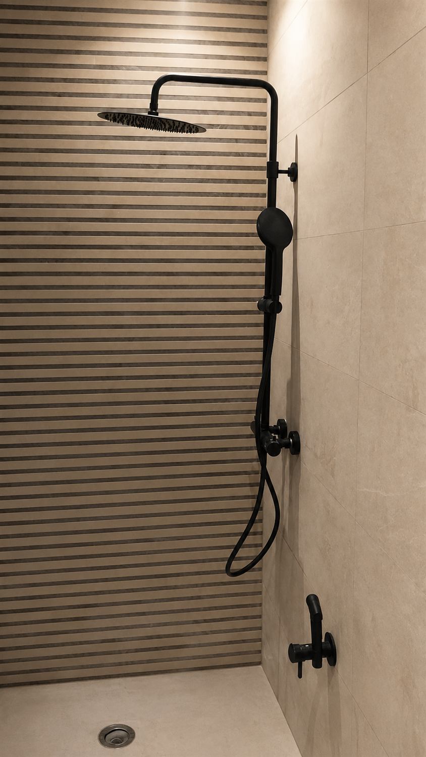 Ducha de obra con columna de hidromasaje negra y pared de listones cerámicos