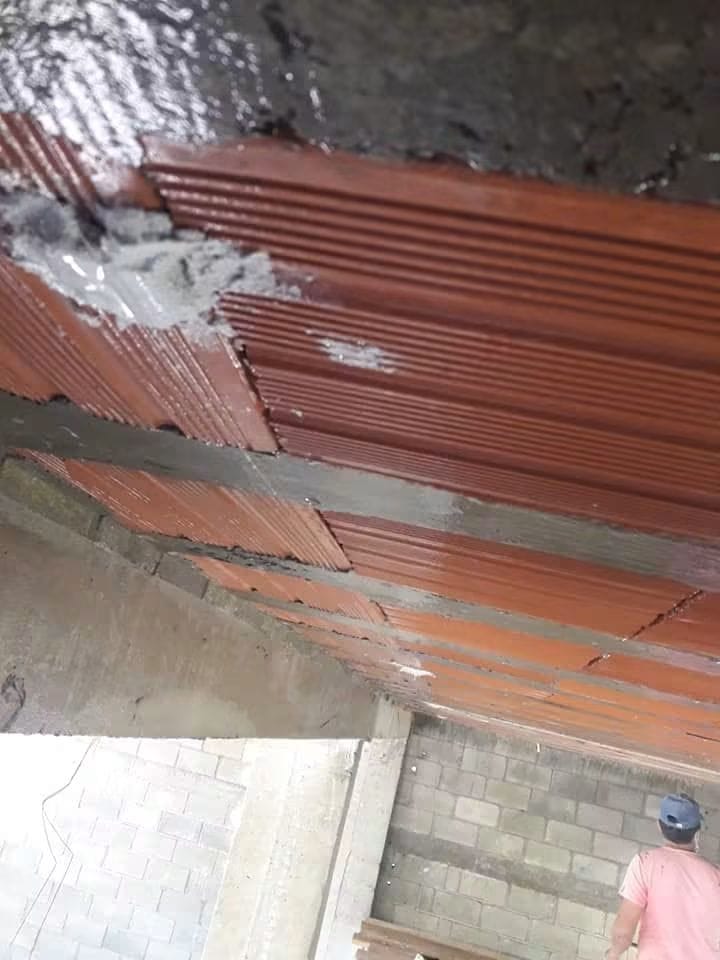 Forjado de viguetas y bovedillas cerámicas visto desde abajo durante su ejecución