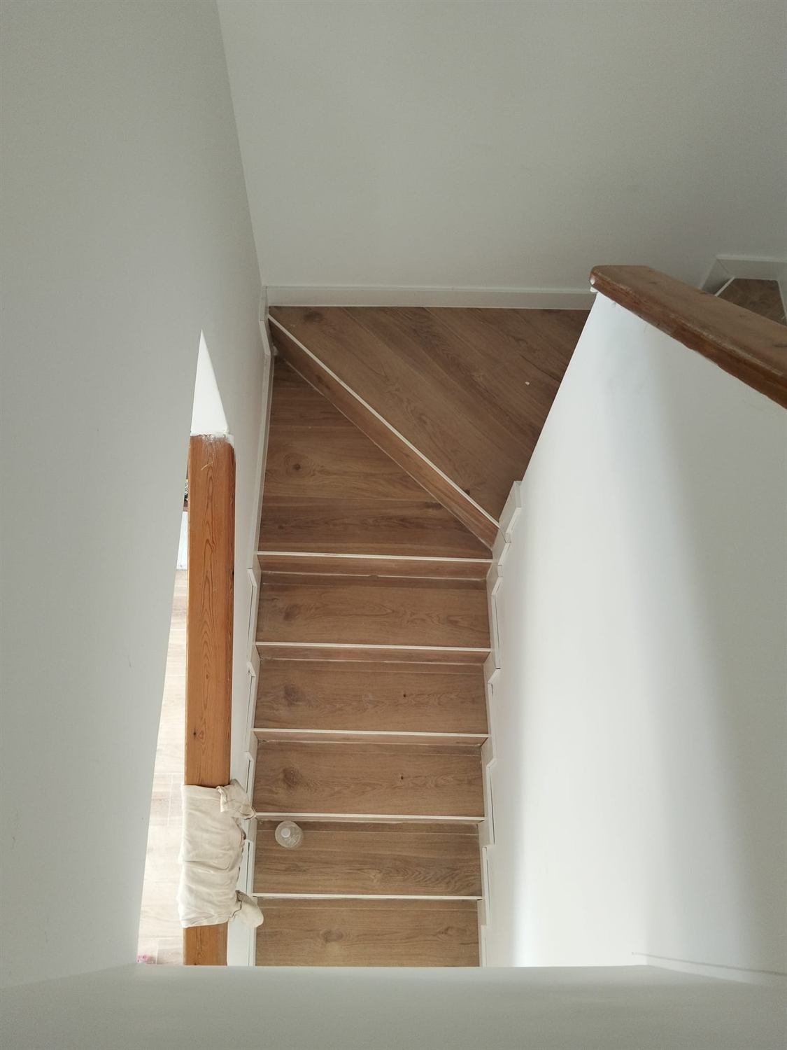 Escalera de madera con zancas blancas y pasamanos de madera maciza