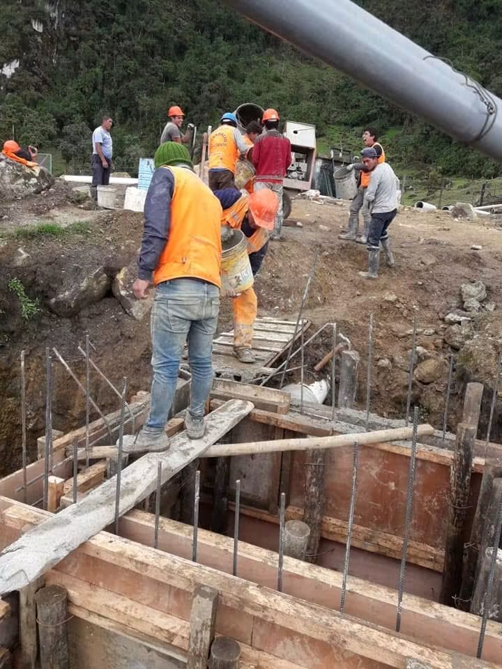 Cimentación con encofrado y armadura mientras se bombea el hormigón