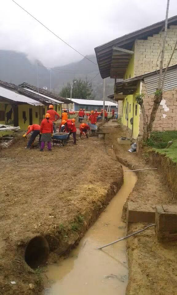 Zanja de saneamiento abierta en una calle durante la instalación de la red