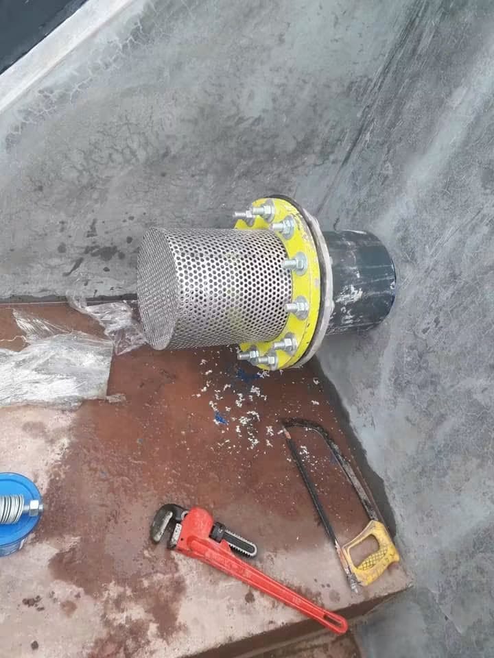 Instalación de una válvula de filtro con brida sobre la solera