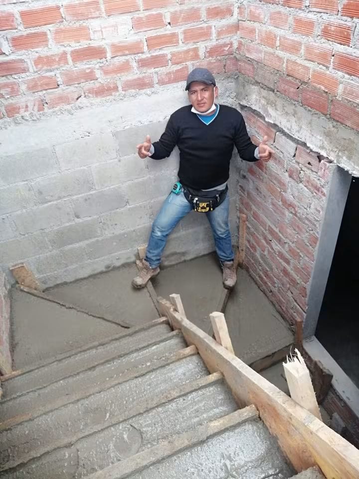 Escalera de hormigón recién hormigonada, todavía con el encofrado de madera